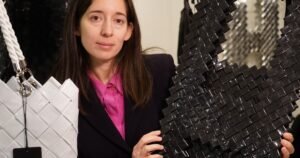 Hace carteras con sachets y envoltorios que acondicionan personas con discapacidad y las vende en la avenida más parisina de Buenos Aires