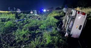 Iban con un bebé en moto por una ruta nacional, de noche, y los chocó una camioneta: murieron los tres