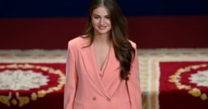 La princesa Leonor entrega insignias a los Premios Princesa en solitario por primera vez: «Empieza a asumir un protagonismo cada vez mayor y marca un paso más en ese camino»