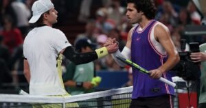 Carlos Alcaraz, eliminado por Zizou Bergs en el M1000 de Shanghai: la noche de furia con el pique y el mensaje irreal del belga