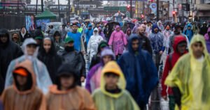 Bajo la lluvia, una multitud de fieles ya peregrina hacia Luján para agradecerle y pedirle a la Virgen