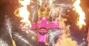 Caos y descontrol en una celebración en India: la pirotecnia dentro de la estructura gigante del demonio atacó directamente a los espectadores