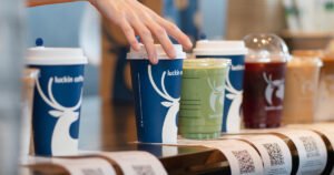 Cómo funciona Luckin Coffee, la “Starbucks china” que se expande con su modelo futurista: una mirada desde adentro