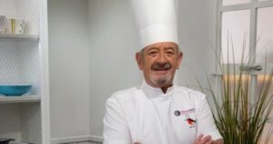 Karlos Arguiñano, chef español, 78 años: «Me gusta estar tranquilo en el baserri con Luisi, pasear entre los árboles, dar de comer a las gallinas y recoger huevos para el desayuno»