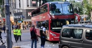 Tragedia en pleno centro de Mendoza: una nena de casi dos años murió, tras ser atropellada por un bus turístico