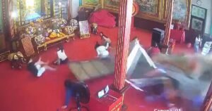 Horror en plena meditación: un conductor embistió un templo budista, atropelló a cinco personas y tres quedaron atrapadas debajo del auto