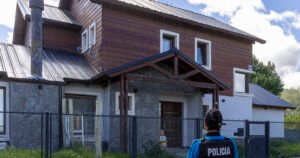 Cuatro años encerrados, una mujer con un turbante y el árbol de Navidad en octubre: qué dicen los vecinos de la casa del horror en Esquel