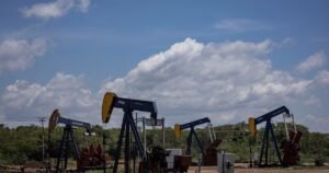 El petróleo sube con fuerza hasta US$ 117 tras nuevos ataques de Irán en el Estrecho de Ormuz