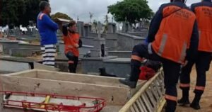 Un hombre murió tras caer sobre la tumba de su padre en un extraño accidente mientras iba al funeral de un amigo